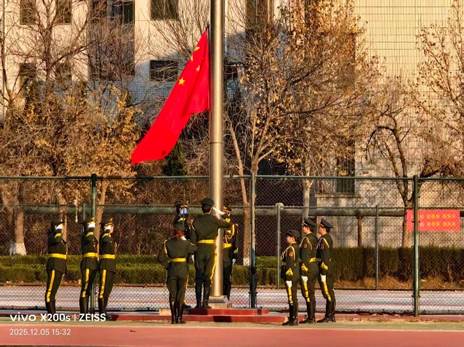 一群人站在围栏里走AI 生成的内容可能不正确。