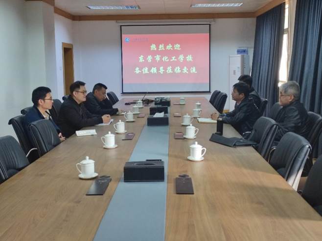 会议室里的人们 AI 生成的内容可能不正确。 会议室里的人们 AI 生成的内容可能不正确。