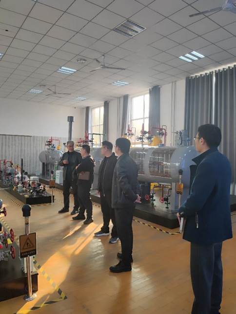 大厅里站着许多人 AI 生成的内容可能不正确。 大厅里站着许多人 AI 生成的内容可能不正确。